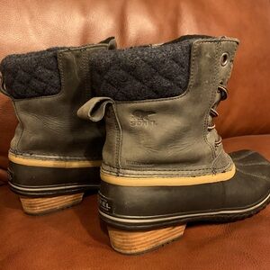 Like new Sorel Women’s boots size 8.5! Gray leather with blue wool-like accent.